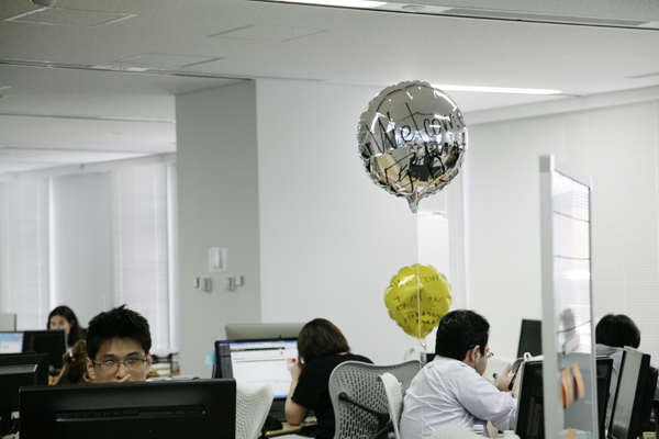 「ウェルカムバルーン」がフロアのいたるところにプカプカ。これは新卒、中途入社、他部署から新たに異動してきたスタッフを歓迎する際に使用。大事にされているのは新卒社員だけではない