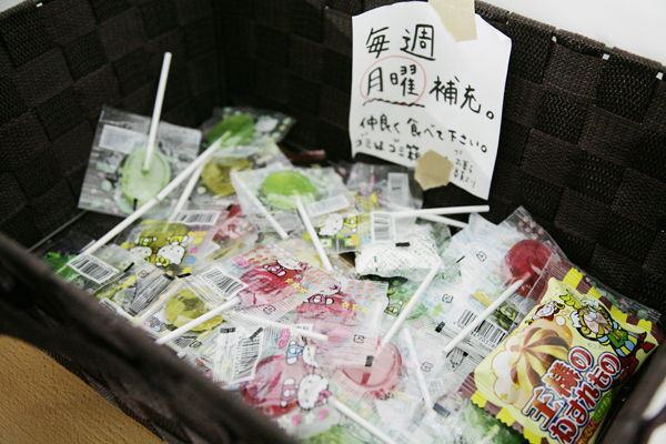 こちらは「お菓子ボックス」。「お菓子委員会」が毎月決められた予算内で購入し、社員なら誰でも手にすることのできるおやつだ