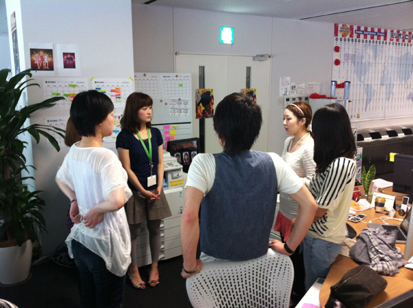 「朝会」の風景。朝会とはいわゆる朝礼のようなもの。9時半から行われる全体朝会、チーム毎に行われる朝会、毎週月曜日に開催されるAmeba全体の朝会など、さまざまな朝会がある。この場で、進捗報告や業績の報告、今後の予定などが話される。社内の一体感を大事にするサイバーエージェントらしい風景