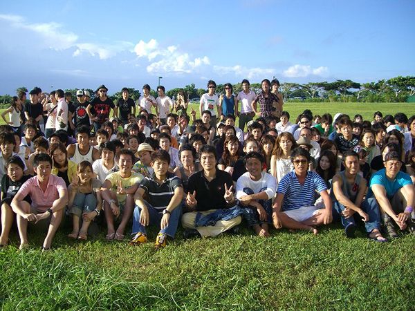 数年に一度の社員旅行、アメーバ事業本部では、箱根、沖縄から、ついにハワイへとスケールアップ。これは「目標を達成してハワイへ行こう」という社内キャンペーンのゴール。純粋な社員旅行ではない。目標達成のプロセスも社員が一丸となって業績アップに向かう施策ともいえる