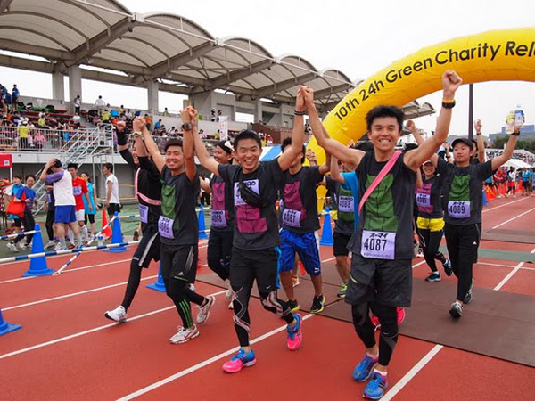 ランニング部の活動風景。ほかにもバスケ部、サッカー部、野球部、フラワーアレンジメント部、サーフィン部、ダンス部、写真部など、20以上の部活動がある