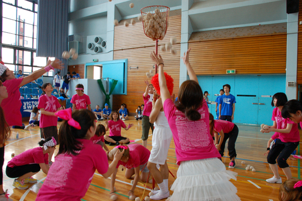 運動会では、業務では関わらない社員同士がチームを組むことで、社内コミュニケーションを活性化。昨年は黒組、赤組、青組、桃組の4チーム対抗で、種目はバスケットボール、フットサル、玉入れ、異種混合リレー、綱引きなど。運動会で知り合ったデザイナーとエンジニアが組んで、社内のアプリコンテストに出場するといったケースもあるとか