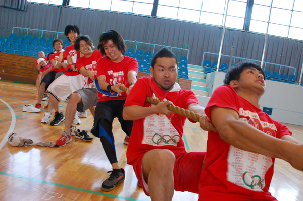 運動会では、業務では関わらない社員同士がチームを組むことで、社内コミュニケーションを活性化。昨年は黒組、赤組、青組、桃組の4チーム対抗で、種目はバスケットボール、フットサル、玉入れ、異種混合リレー、綱引きなど。運動会で知り合ったデザイナーとエンジニアが組んで、社内のアプリコンテストに出場するといったケースもあるとか