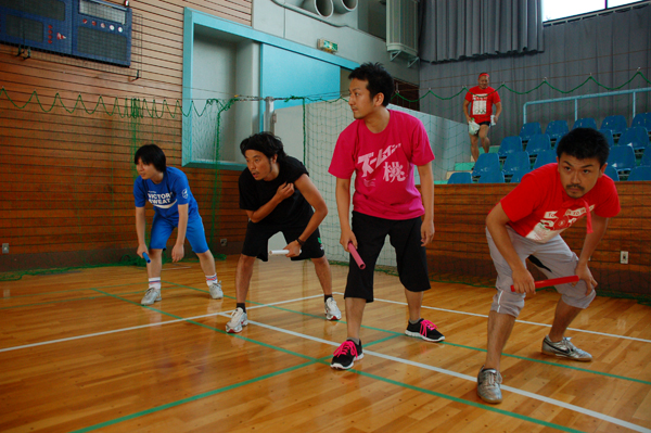 運動会では、業務では関わらない社員同士がチームを組むことで、社内コミュニケーションを活性化。昨年は黒組、赤組、青組、桃組の4チーム対抗で、種目はバスケットボール、フットサル、玉入れ、異種混合リレー、綱引きなど。運動会で知り合ったデザイナーとエンジニアが組んで、社内のアプリコンテストに出場するといったケースもあるとか