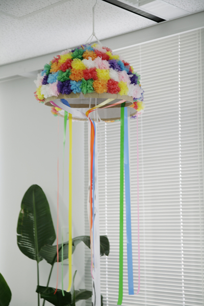 数カ月の努力が実を結び目標数値を突破!それを記念して割られたくす玉。これもまた会社の前進をみんなして喜ぶ姿勢のあらわれ