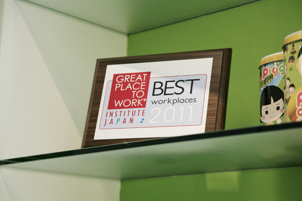 エントランスにさりげなく置かれた「Best workplaces 2011」「Best workplaces 2010」のトロフィー。これは「社員が選ぶ働きやすい会社」に選ばれた証。151社中、2010年は7位、2011年は6位