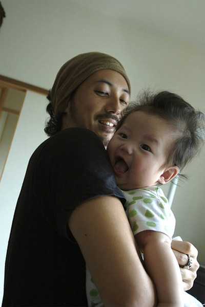 社内制度「休んで5」を利用して海外を訪れた社員(写真上)。「休んで5」は2年勤続すると3年目に5連休がもらえる制度。5年勤続以上で6年目に1カ月休める「休んで1カ月」もある。こうした制度を利用して、海外に語学研修に行ったり、技術研修に励む社員も多い。あるいは1カ月の産休をとる男性社員も(写真下)