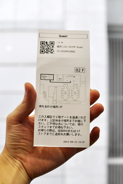 ビルの2階で迎えてくれたのは、日本マイクロソフトがNECと共同開発した、来客管理システム。事前に受けとっていたバーコードをかざすと「待ち合わせ場所」が記された入館証が発行され、訪問先の社員のPCやスマートフォンにもゲストの到着が知らされる