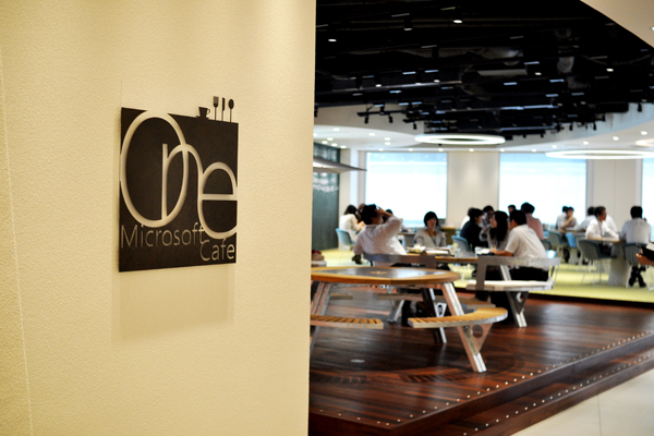 社員食堂「One Microsoft Cafe」。オレンジ、黒の黒板にはさまざまな書き込みが。黒板はミーティングなどで主に使用される。写真のエリアはカフェの東側で、イメージは「朝」