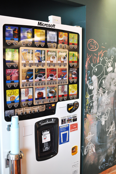 フリーのベンディングマシン。となりの黒板への書き込みは、ファミリーデーにやってきた子どもたちの手によるもの