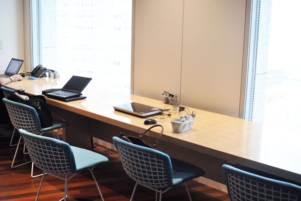 PCを持ち込んで仕事をしながら食事という人が多いのも、このカフェの特徴