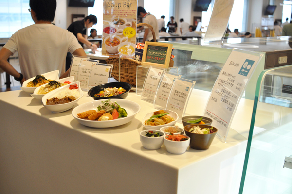 「cafe」「bowl」「noodle」と、大きくわけて三種類のメニューを提供。全品テイクアウトに対応している。cafeだけは終日営業だ