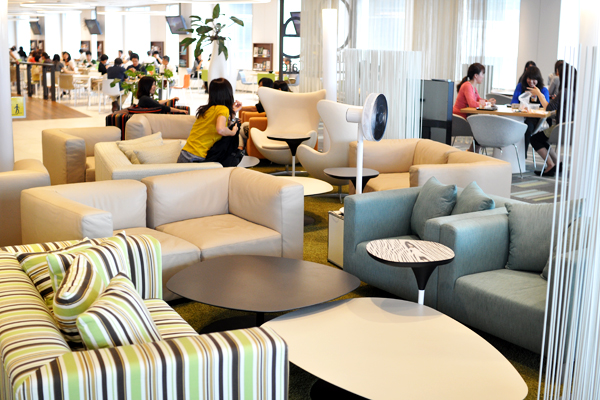 カフェの西側は、「昼」のエリアとは打って変わって、リビングのように落ち着いた空間。イメージは「夜」