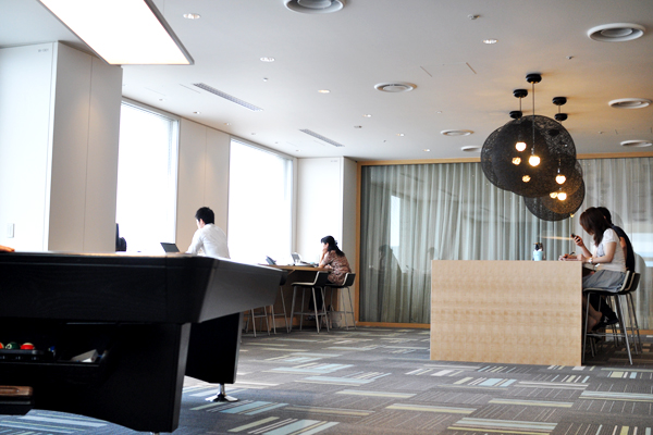 こちらも「夜」のエリア。お一人さまでも落ち着いて食事ができる。気分転換にここで仕事をする人も多いそうな