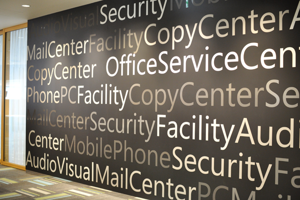 Office Service Counterは、従業員が利用するPCなどの機器の補修、管理などを担うセクション。このセクションが提供するサービスは、壁にズラリと記されている