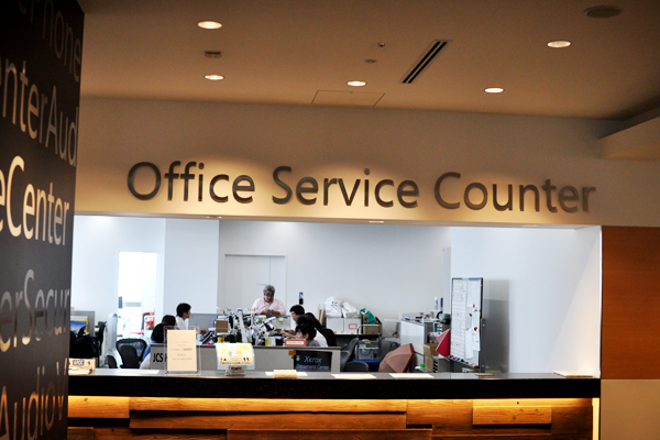 Office Service Counterは、従業員が利用するPCなどの機器の補修、管理などを担うセクション。このセクションが提供するサービスは、壁にズラリと記されている