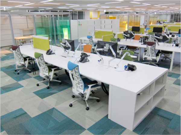 全社員の60パーセントが、フリーアドレス(固定の座席を持たない)で勤務中