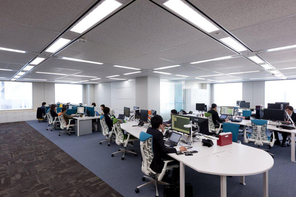 全社員の60パーセントが、フリーアドレス(固定の座席を持たない)で勤務中