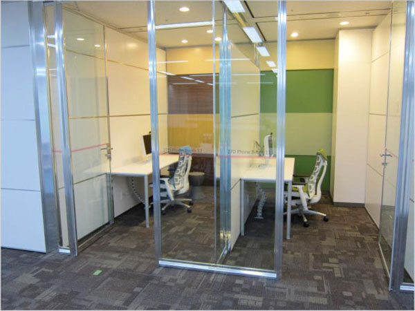 機密性の高い情報を扱うときや、周囲の目を気にすることなく電話するときに用いられる個室