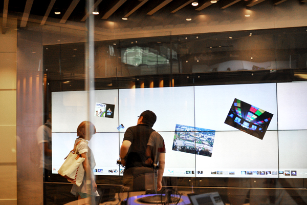 近未来的なデジタルサイネージ。指で触れた画像、映像を自由にディスプレイ上で動かせる。写真のものはプロトタイプだが、これよりも小型な「Surface」と呼ばれる機器は、すでにホテルなどへの導入実績がある