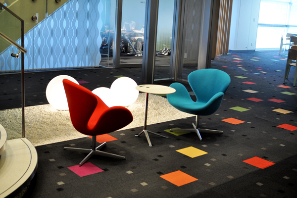 30階、コンシューマー向けビジネスをイメージしたフロア。インテリアは、法人向けのフロアよりもカジュアルなインテリアで彩られている