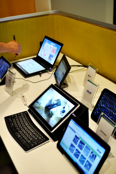 最新のPCに搭載されたWindows機がたくさん。すべて触れることができる