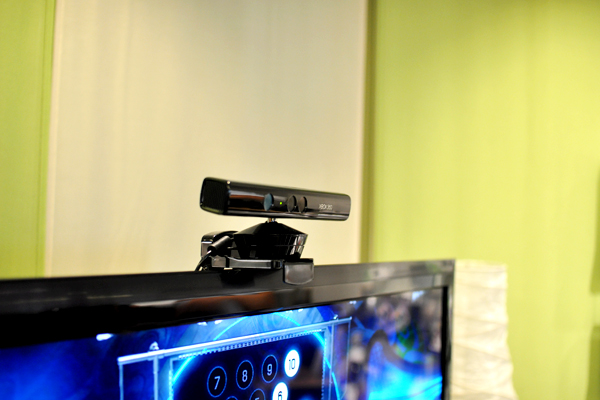 Xbox 360でボウリング中。コントローラを用いずジェスチャーや音声認識によって操作できる体感型のゲームシステム、Kinectを使用