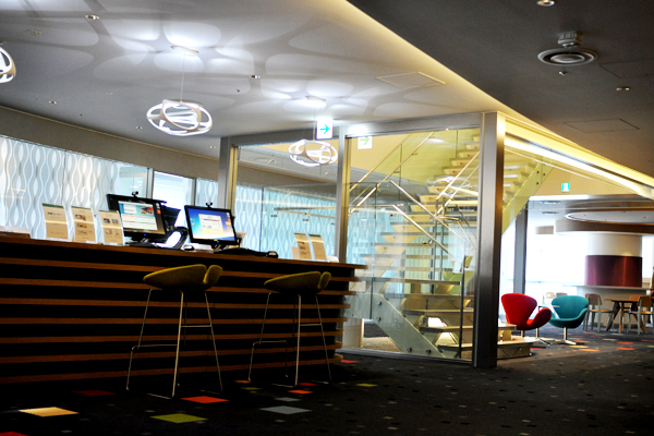 30階、コンシューマー向けビジネスをイメージしたフロア。インテリアは、法人向けのフロアよりもカジュアルなインテリアで彩られている