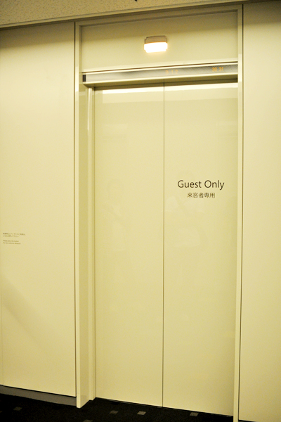 「Guest Only」とされたエレベーター。2500人が勤めるビルとあって、お客様用のエレベーターがないと何かと不便なもの