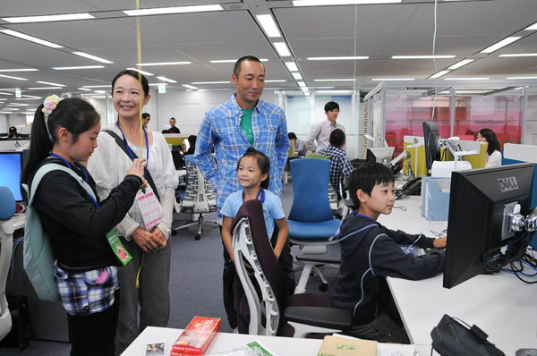 社員が家族をオフィスに招いて一日を過ごす「ファミリーデー」の様子。子どもたちは、パパやママの職場に興味津々