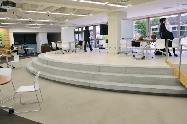 外光がたくさん入ってくる共有スペース、通称「スタジオ」。ミーティング、イベント、セミナー、研修などに使用される