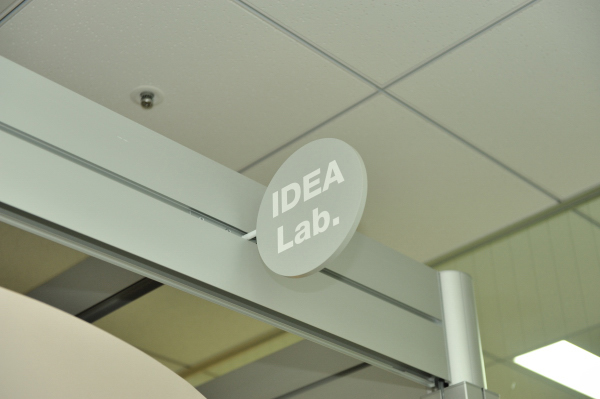 博報堂、アットアロマ、コクヨの三社で開発したアイデアが生まれる場所「IDEA LAB」。部屋の壁4面すべてがホワイトボード。肩からかけられるバッグに収納されたペン、付箋などでどんどん壁にアイデアを書き出していける。リラックスできるアロマの香りもアイデアを出す際には効果大