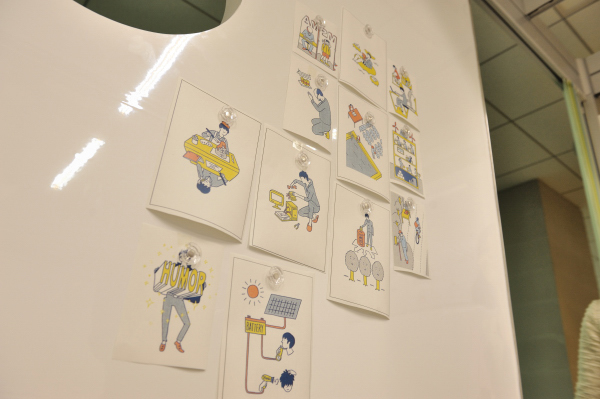 博報堂、アットアロマ、コクヨの三社で開発したアイデアが生まれる場所「IDEA LAB」。部屋の壁4面すべてがホワイトボード。肩からかけられるバッグに収納されたペン、付箋などでどんどん壁にアイデアを書き出していける。リラックスできるアロマの香りもアイデアを出す際には効果大