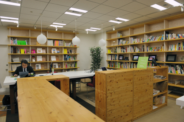 コクヨから出版された出版物のほか、コクヨの社員の著作物、その他さまざまな分野の本がずらり並ぶライブラリー。このスペースは「オフィス」とは異なりグループ社員たちも活用できる
