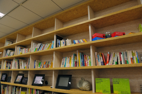 コクヨから出版された出版物のほか、コクヨの社員の著作物、その他さまざまな分野の本がずらり並ぶライブラリー。このスペースは「オフィス」とは異なりグループ社員たちも活用できる