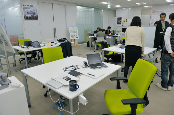 思い立ったらサッと島を作れる、使い勝手のいいデスクを導入。通称マトリックスアドレス