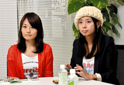 Android端末向けカメラアプリ「dramapic」の企画・開発を担当したデザイナーの小澤佳苗さん（左）と、クリエイティブディレクターの新居朋子さん（右）。