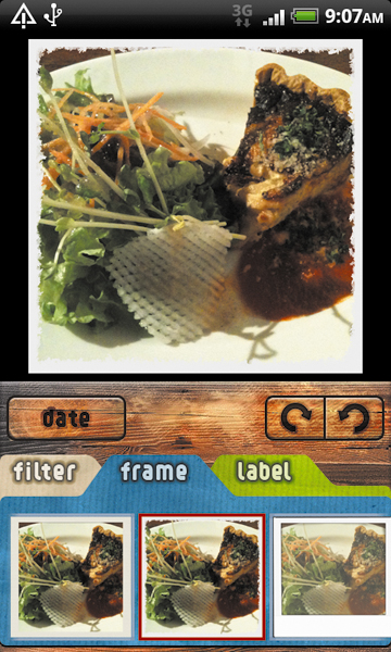 撮影すると、そのままの流れでフィルタやフレームをスムーズに適用できるUI設計。多数プリセットされているフィルタやフレームもフリック操作で気持ちよく選択できるだけでなく、撮影した写真で効果をプレビューする際にタイムラグがほとんど発生しない点も優れている。