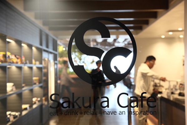 全140席を備える社内の「Sakura Cafe」。ここでの支払いは、PASMO（パスモ）かSuica（スイカ）にて。5月からはランチが無料になる。「Sakura」とはDeNAがはじめて黒字化したときに、創業者の南場氏が飼い始めた柴犬の名前。カフェの名前は社内公募で決定した