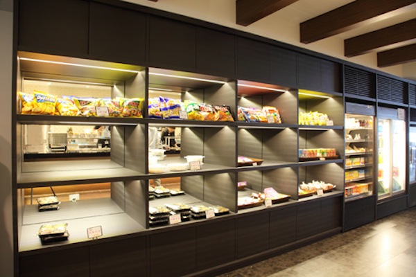 全140席を備える社内の「Sakura Cafe」。ここでの支払いは、PASMO(パスモ)かSuica(スイカ)にて。5月からはランチが無料になる。「Sakura」とはDeNAがはじめて黒字化したときに、創業者の南場氏が飼い始めた柴犬の名前。カフェの名前は社内公募で決定した