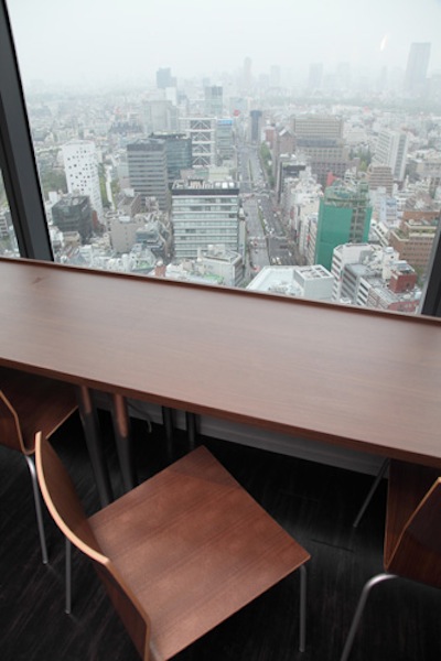 このリラックス空間で、肩の力を抜いて仕事にいそしむ社員の姿もちらほら。もちろん、ここにはWi-Fiも完備