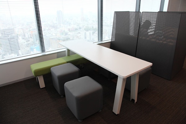 ここにも気軽にミーティングに入れるスペースを用意。予定外のミーティングをサッと行う際に使用する