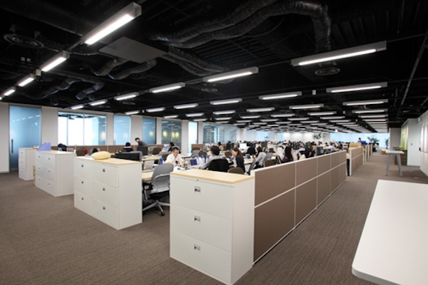 人事や広報、IRなどコーポレイト関係の部門が揃う22階の執務室。あまりパーティションが設けられていないのは、周囲とのコミュニケーション活性化のため