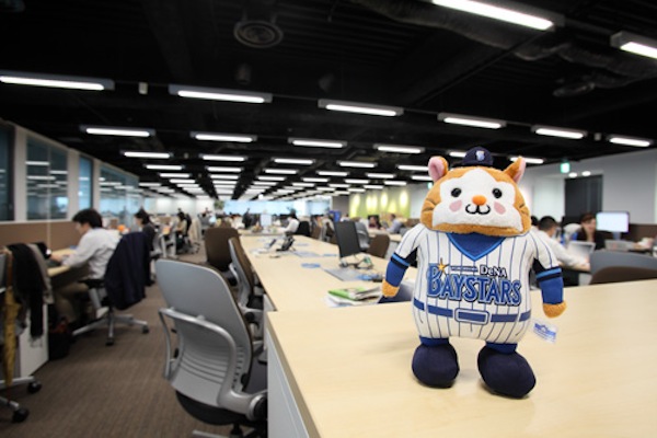 人事や広報、IRなどコーポレイト関係の部門が揃う22階の執務室。あまりパーティションが設けられていないのは、周囲とのコミュニケーション活性化のため