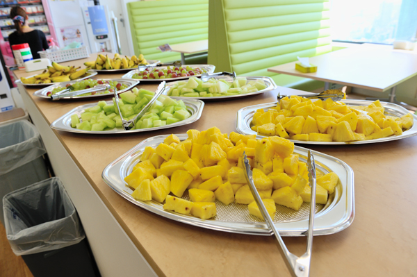 10時にケータリングされる朝フルーツ。この日のメニューはバナナ、パイナップル、メロン、ブドウ。福利厚生の一環としてスタートしたこの制度のおかげで、社員の出社が早まったとか。