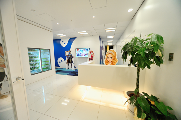 こちらのエントランスは、ゲストを迎えるミーティングルームに直結している。ここには、ゲームの限定アイテムがもらえるガチャガチャなど、楽しげなアイテムが散りばめられている