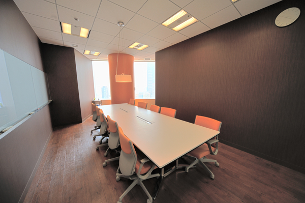 色とりどりのミーティングルーム。それぞれのドアには、マンガのフキダシのような窓があるのが楽しい