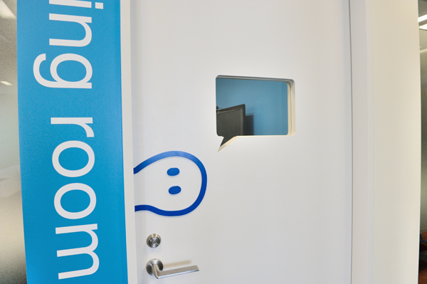 色とりどりのミーティングルーム。それぞれのドアには、マンガのフキダシのような窓があるのが楽しい