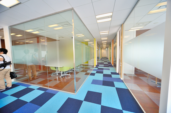 22階に用意されたミーティングルームは13部屋。この一角は、部屋も床もカラフル。