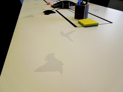 シンプルなテーブルを彩る鳥たち。Twitterらしい遊び心が、垣間見える部分だ